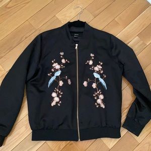 Lightweight bomber jacket with embroidered design